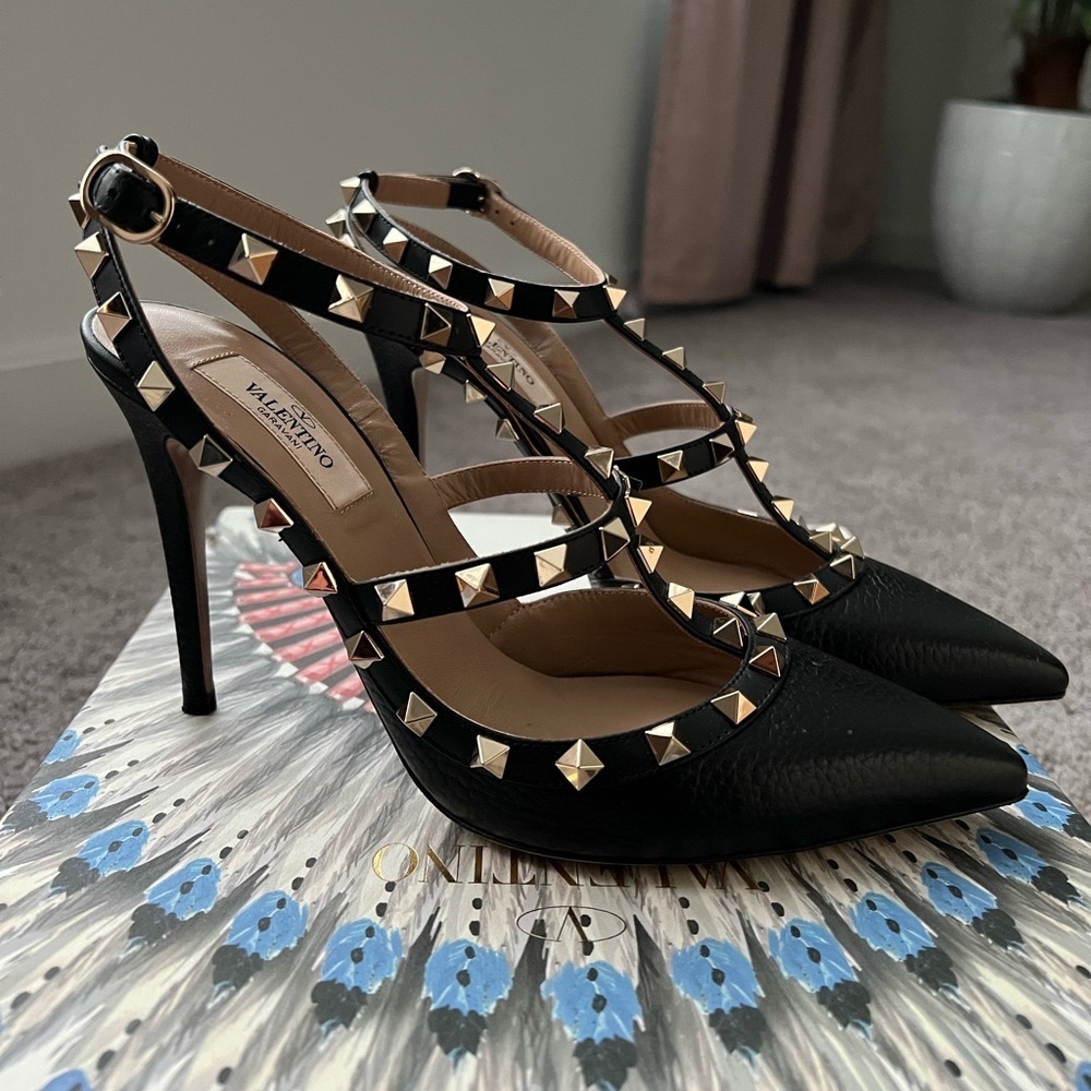 Valentino Garavani Rockstud Ankle Strap Pump in Black Size 38.5